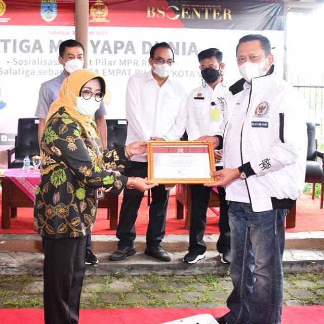 Pemberian Penghargaan dari MPR-RI ke Kepala Dinas Pertanian Kota Salatiga