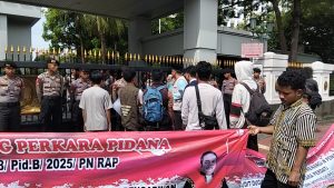 Copot Ketua Pengadilan Negeri Rantau Prapat. JAUH PANGGANG dari API. Menindaklanjuti Putusan Pengadilan Negeri Rantau Prapat yang dipimpin oleh Tommy Manik dalam Perkara Pidana No. 798/Pid.B/2025/ PN RAP pada tanggal 13 November 2025, dengan susunan Majelis Hakim berikut ini: 1. Adyanti., SH., M.Kn. (Hakim Ketua) NIP : 19880723 201712 2 001 2. Pandji Patriosa., SH., MH. (Hakim Anggota) : 19940605 201712 1 004 3. Hilda Hilmiah Dimyati., SH., MH. (Hakim Anggota) : 19920222 201712 2 002 4. Usaha Sembiring., SH (Panitera Muda) : 197503132009121002. Kekuasaan Kehakiman Mahkamah Agung dalam hal ini Pengadilan Negeri Rantau Prapat hanya memutus 10 bulan, itu pun percobaan